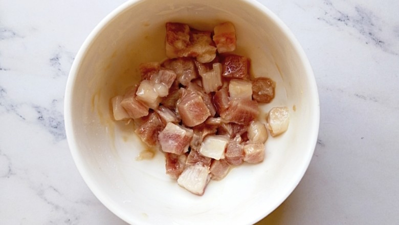 宝宝辅食—杂蔬猪肉炒剪刀面,猪肉自然解冻后，用玉米淀粉和一点宝宝酱油腌15分钟
