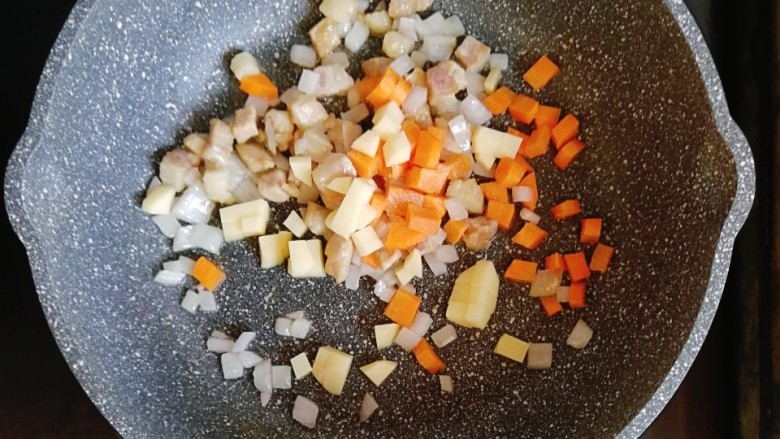 宝宝辅食—杂蔬猪肉炒剪刀面,接着倒入胡萝卜和土豆翻炒至断生