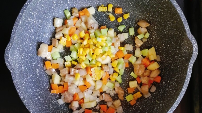 宝宝辅食—杂蔬猪肉炒剪刀面,倒入黄瓜和玉米粒，翻炒至食材全熟