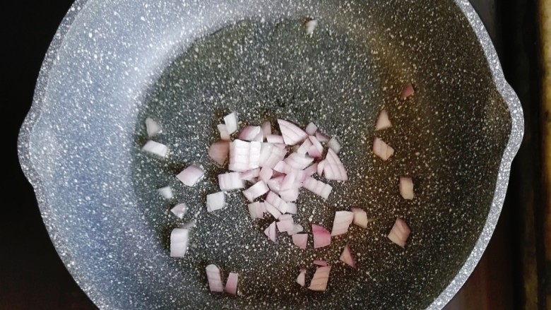 宝宝辅食—杂蔬猪肉炒剪刀面,锅内倒入少许油，放入洋葱炒香