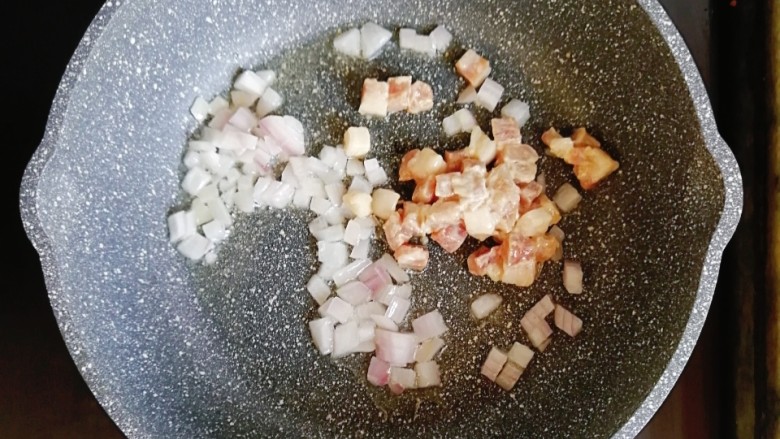 宝宝辅食—杂蔬猪肉炒剪刀面,倒入猪肉翻炒至变色