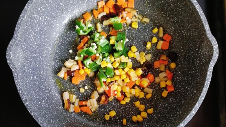 宝宝辅食—干贝时蔬炒饭,倒入提前煮熟的秋葵和玉米粒翻炒均匀