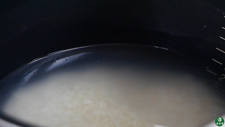 蟠桃饭,米放入电饭锅内，加正常的水量，焖煮。