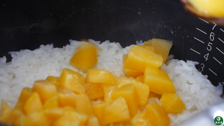 蟠桃饭,米饭煮至一半时或者快熟时，放入桃块。