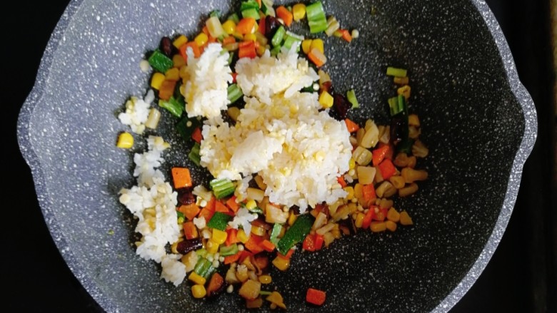 宝宝辅食—干贝时蔬炒饭,倒入一碗熟米饭，炒匀炒散