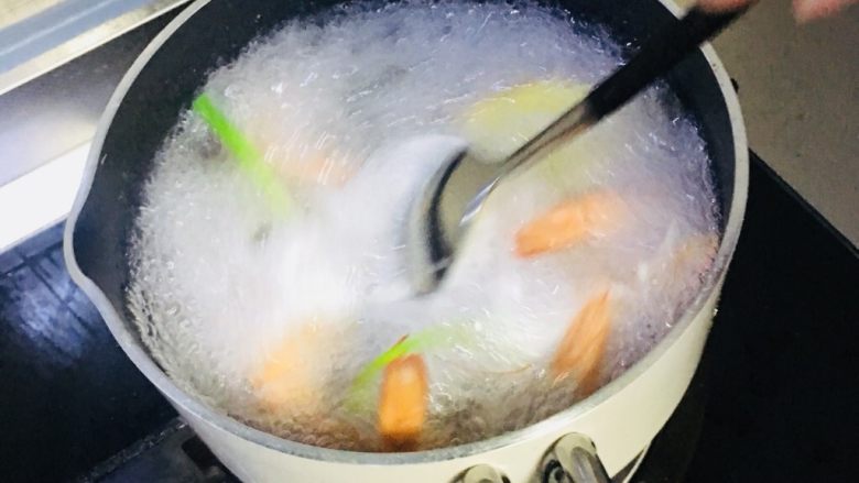 凉拌酸辣虾🦐,煮一分钟左右，不要煮老哦。
