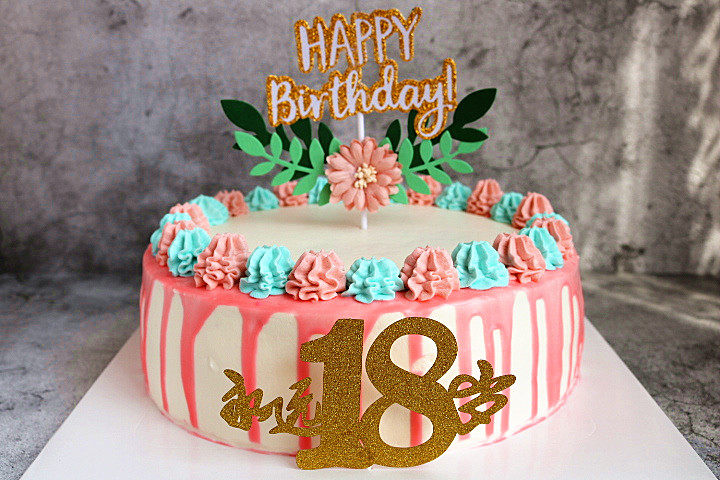 永远18岁生日蛋糕,取少许淡奶油分别加粉色和蓝色色素打发，挤出花型，最后插上装饰用的插牌即可。