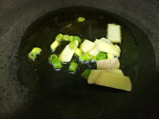 西葫芦炒肉,锅里热油，先把葱和姜炒香。