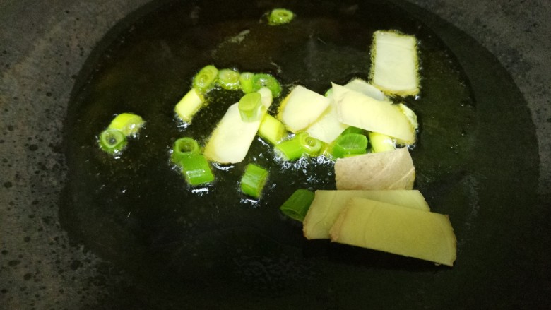 西葫芦炒肉,锅里热油，先把葱和姜炒香。