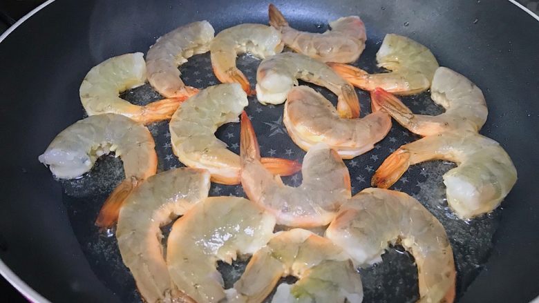 私房茄汁虾,油锅烧热放入腌制好的大虾