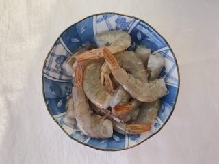 私房茄汁虾,处理好的大虾放置一旁备用