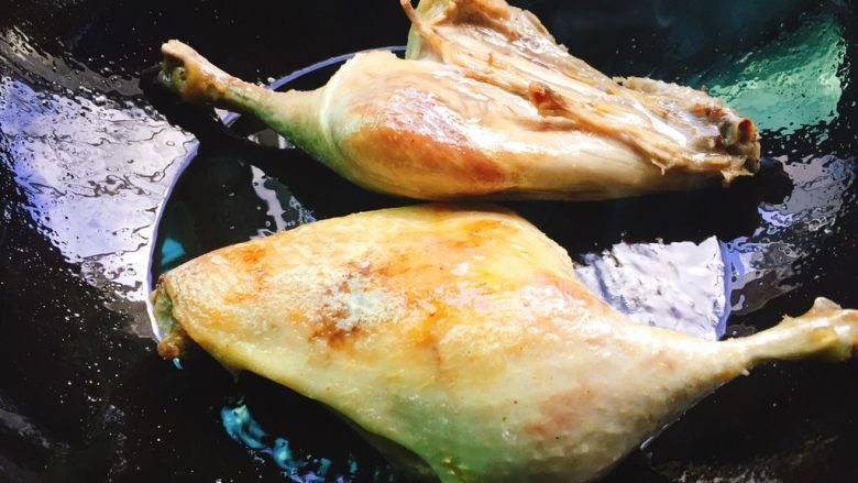 下酒菜+红烧鸭腿,煎时可以时不时晃动锅，将油均匀的过鸭腿上