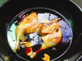 下酒菜+红烧鸭腿,一次加够，也不建议太多，目测过去一会儿煮开时会满过鸭腿上即可