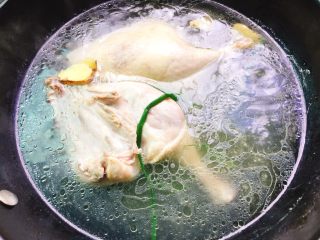 下酒菜+红烧鸭腿,鸭腿焯水，捞起沥干