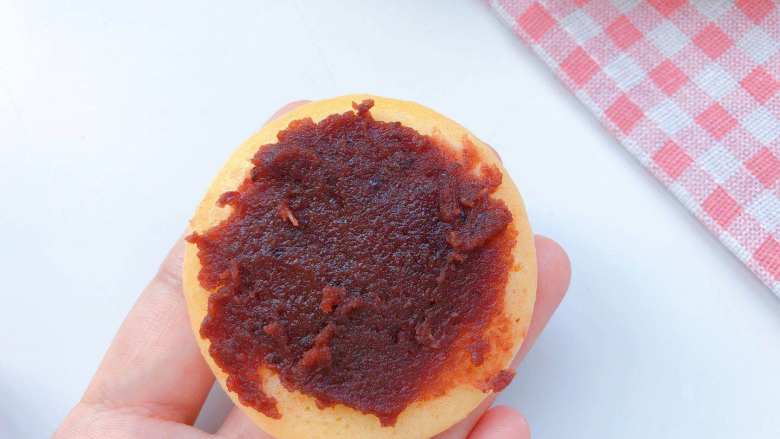 【宝宝辅食】铜锣烧,取一个小饼，中间涂上红豆沙