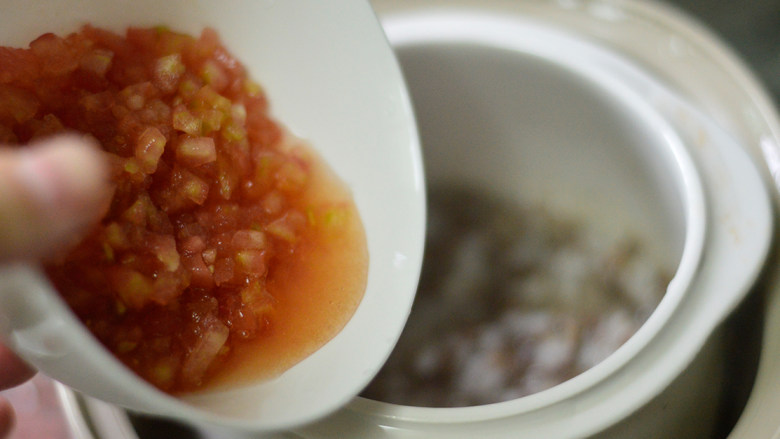 番茄牛肉粥（辅食）
,加入炖锅中