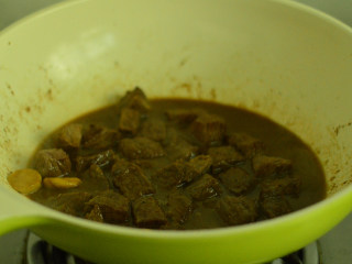 沙茶牛肉煲,兑入热水，煮开