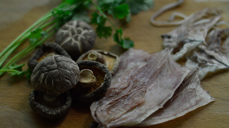 鱿鱼香菇烩饭,先将材料准备好