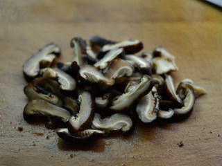 鱿鱼香菇烩饭,随后切成薄片
