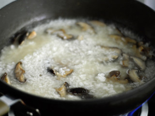 鱿鱼香菇烩饭,放入米饭，搅拌均匀