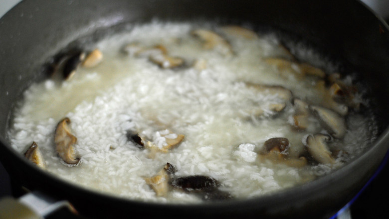 鱿鱼香菇烩饭,放入米饭，搅拌均匀