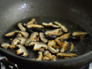 鱿鱼香菇烩饭,用锅里的底油煎香香菇