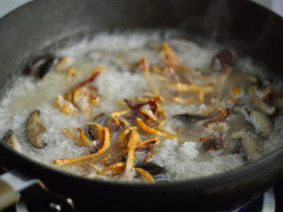 鱿鱼香菇烩饭,接着加入煎好的鱿鱼丝