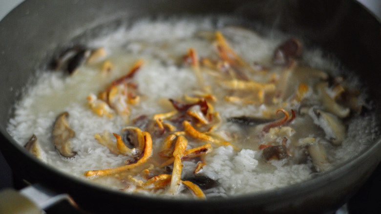 鱿鱼香菇烩饭,接着加入煎好的鱿鱼丝