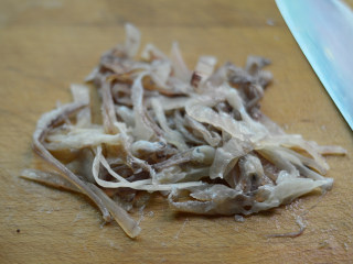 鱿鱼香菇烩饭,干鱿鱼清理干净，切成细丝