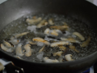 鱿鱼香菇烩饭,兑入水后煮开