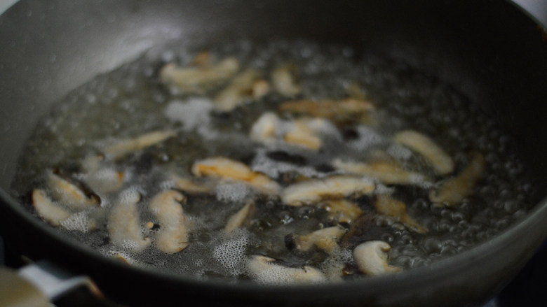 鱿鱼香菇烩饭,兑入水后煮开
