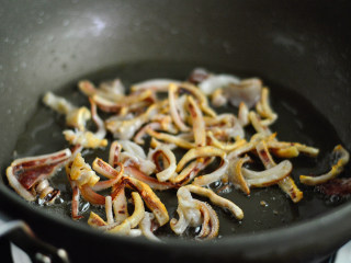 鱿鱼香菇烩饭,煎炒至鱿鱼金黄后盛出