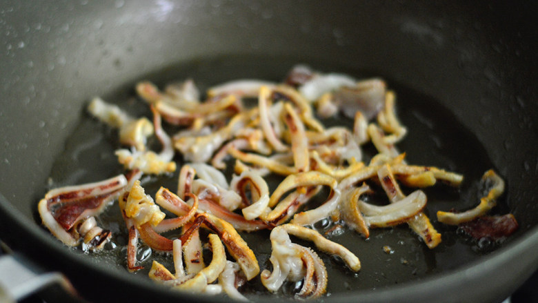 鱿鱼香菇烩饭,煎炒至鱿鱼金黄后盛出