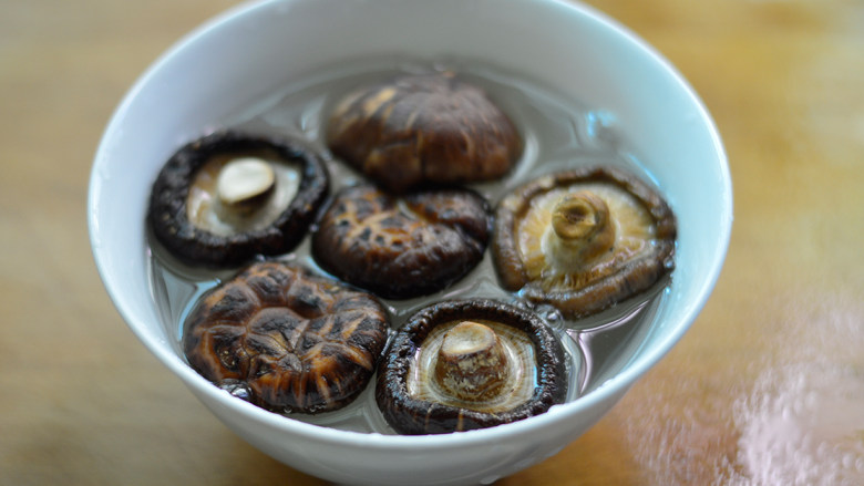 鱿鱼香菇烩饭,香菇用温水泡发