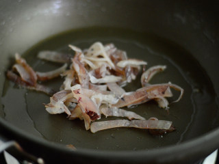 鱿鱼香菇烩饭,锅里烧热油，放入鱿鱼丝煎炒