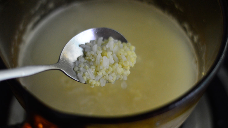 南瓜山药小米粥（辅食）,看下粥的状态，煮至大米小米全部软熟开花就差不多了