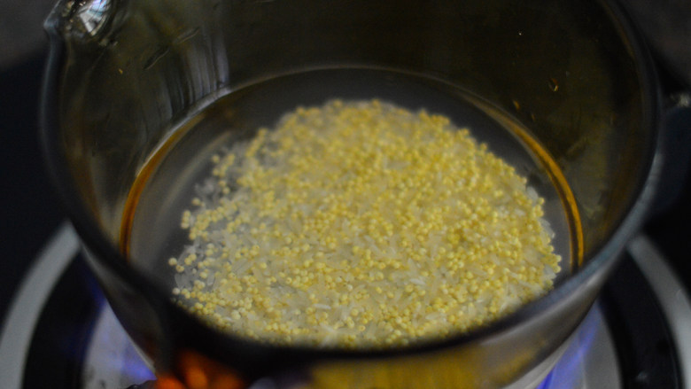 南瓜山药小米粥（辅食）,之后倒掉浸泡的水，放入小锅中，冲新注入水