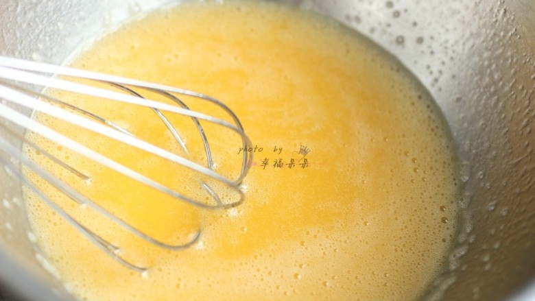 黑芝麻蛋卷,用蛋抽搅拌均匀，玉米油乳化、细砂糖溶解即可