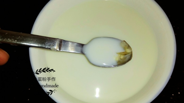 木瓜羊羹,把冷藏浸泡着的吉利丁取出来，用手把它的水分挤掉，然后趁着牛奶有大概40至50°的温度，把吉利丁放进牛奶里，慢慢搅拌，要其融化在牛奶里。