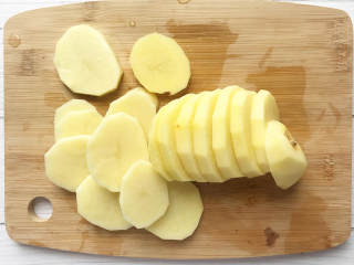 芝士章鱼小丸子,土豆削皮，切成厚度约2cm的土豆片