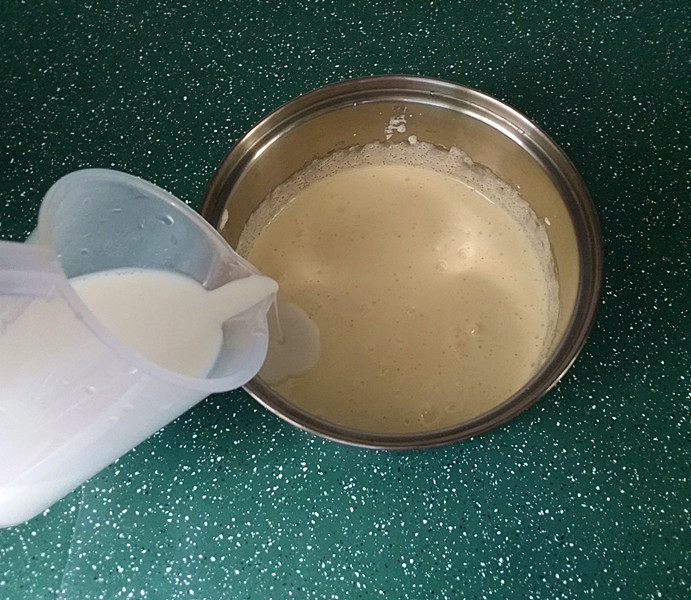 双色香草大冰砖,接着边倒入牛奶，边继续搅匀