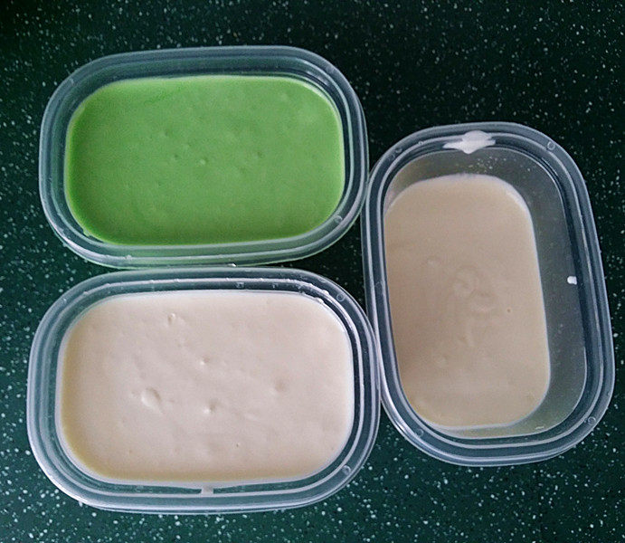 双色香草大冰砖,此时取第三个小盒，倒满绿色冰淇凌液
