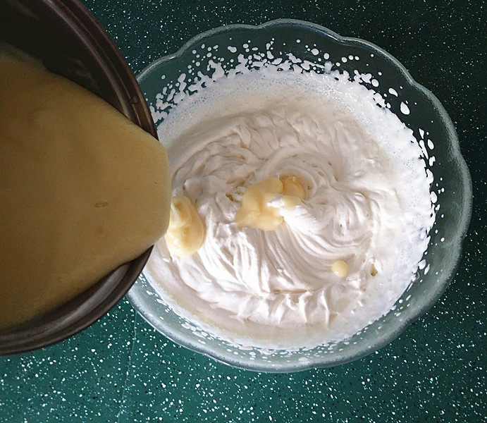 双色香草大冰砖,将晾凉的蛋乳液，缓缓倒入淡奶油中