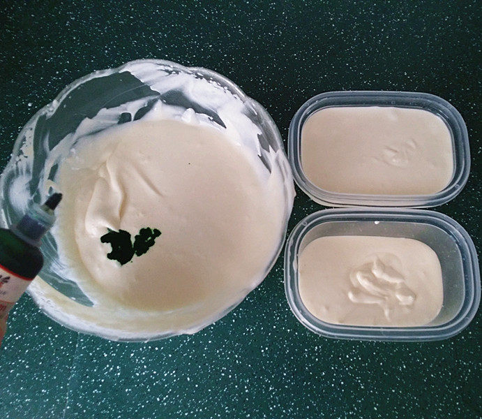 双色香草大冰砖,将做好的冰淇凌液倒入小盒中：一盒倒满、一份倒半盒；然后在剩余碗中滴入少许斑斓香精
