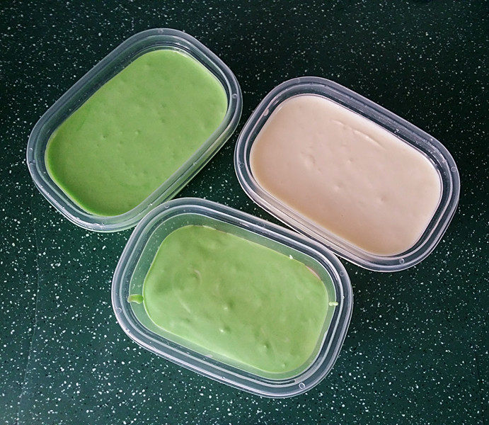 双色香草大冰砖,再将余下的绿色冰淇凌液，倒入之前的半盒纯色冰淇凌上面