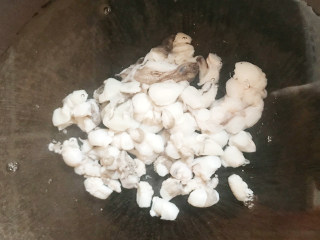 芝士章鱼小丸子,放到锅里，用冷水烧开焯水，去除腥味，等水滚开之后，捞出沥水。