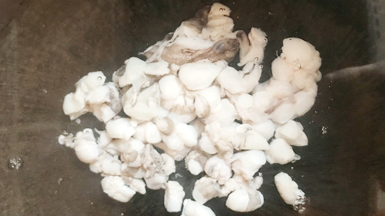 芝士章鱼小丸子,放到锅里，用冷水烧开焯水，去除腥味，等水滚开之后，捞出沥水。
