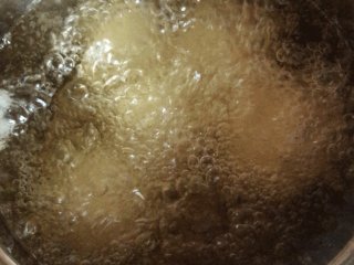 芝士章鱼小丸子,最后烧热油锅，等到锅里的油翻滚的时候，放入丸子进行煎炸，等到丸子漂浮上来的时候就可以盛出。盛出之后放到厨房吸油纸上面吸出多余的油份。