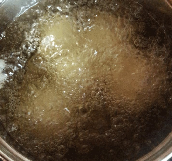 芝士章鱼小丸子,最后烧热油锅，等到锅里的油翻滚的时候，放入丸子进行煎炸，等到丸子漂浮上来的时候就可以盛出。盛出之后放到厨房吸油纸上面吸出多余的油份。
