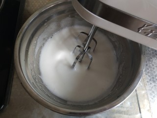 奶油纸杯蛋糕,蛋白打发至粗泡分三次加入细砂糖